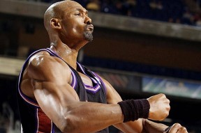 清晨体能课后；布莱顿战术微调备战NBA常规赛；态度坚定；轮换策略成焦点(蜷缩在角落里调整)-九游体育入口