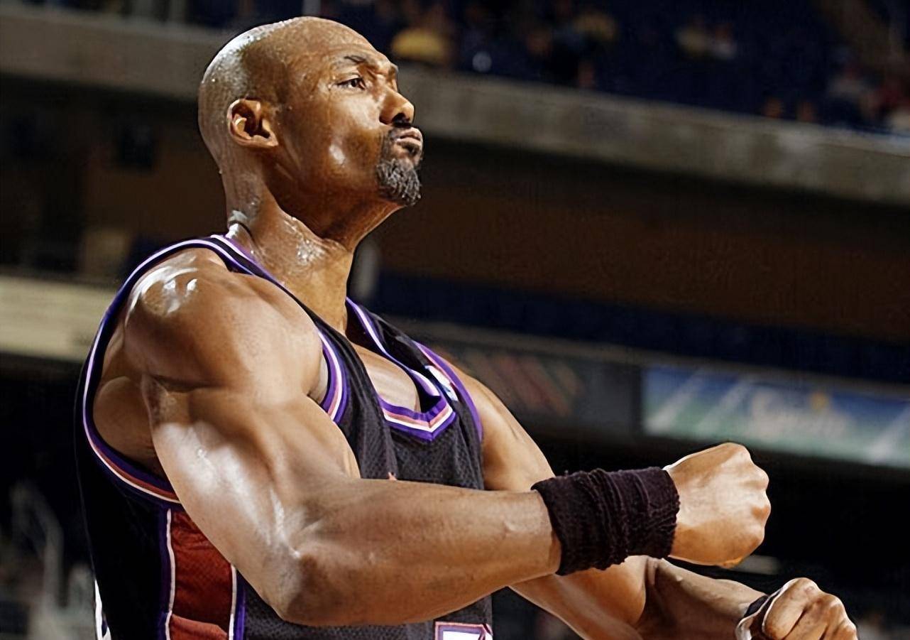 清晨体能课后;布莱顿战术微调备战NBA常规赛;态度坚定;轮换策略成焦点(蜷缩在角落里调整) 清晨体能课后;布莱顿战术微调备战NBA常规赛;态度坚定;轮换策略成焦点(蜷缩在角落里调整)