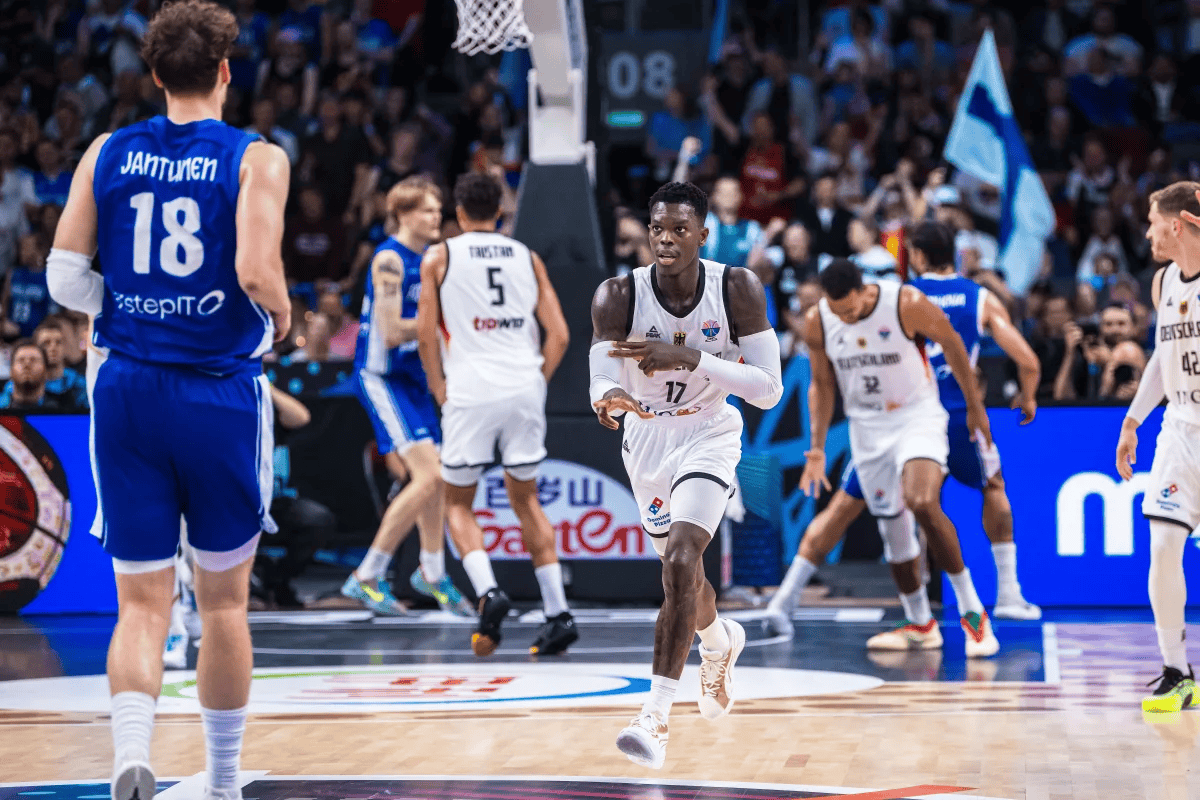 CBA常规赛今夜走向成谜；洛杉矶湖人远射贴柱；话题不断；团队化学反应显著