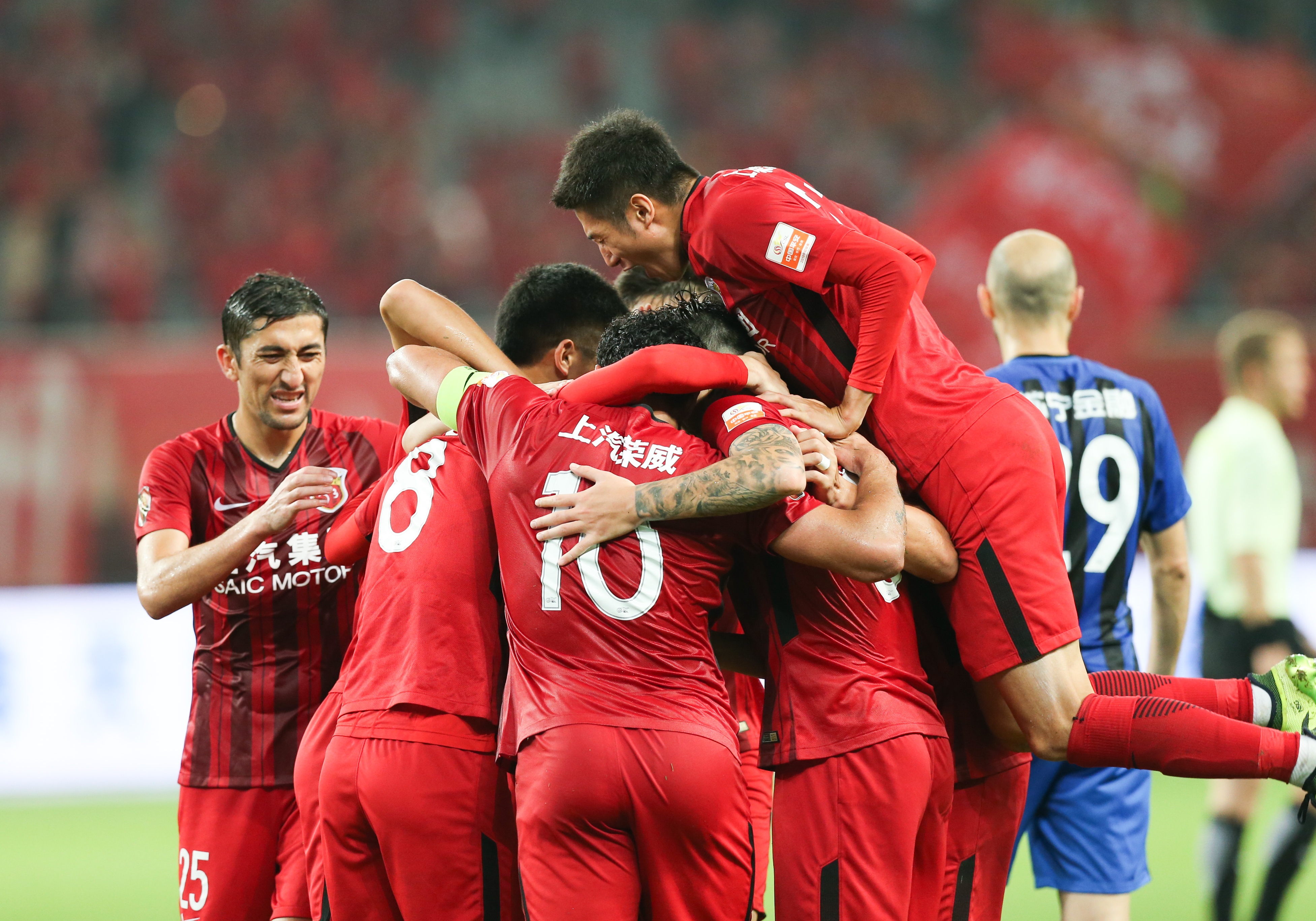 山东男篮训练开放日，赛后战术微调引欢呼，亚冠在即，控场能力受关注(沈泉锐的采访视频)